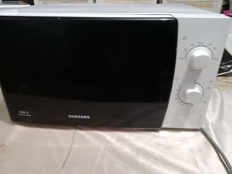 Продаётся микроволновка хорошо работает один месяц гарантия есть