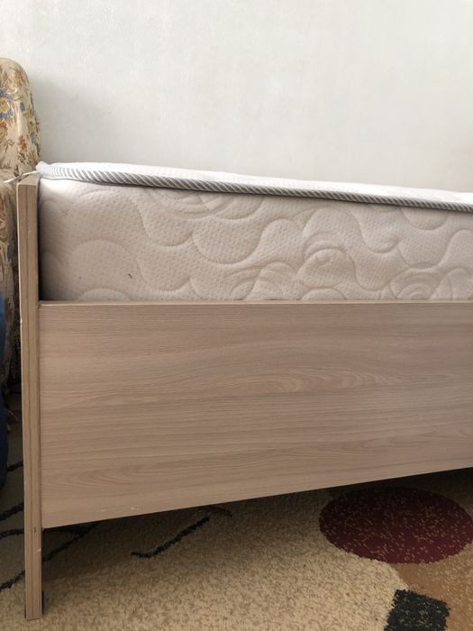 Кровать двуспальная с матрасом