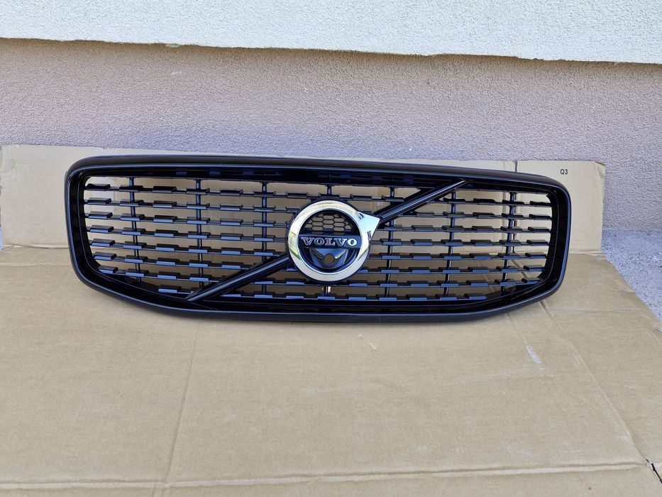 Grila centrala Volvo XC60 R-Design 2017-2020 cu loc de camera