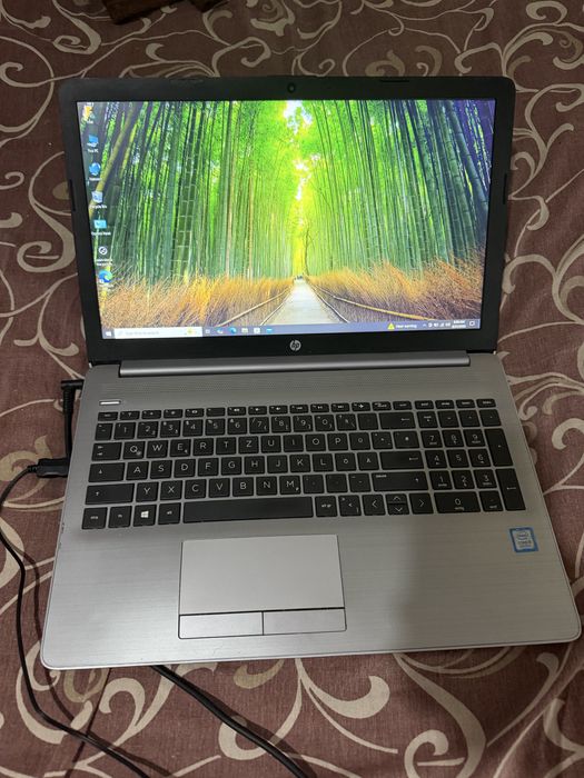 Laptop Hp i5 GENERATIA 8 256 Gb ssd m2 8 Gb DDR4 w10 pro 4GB PLACA VIDEO SHARE  jocuri instalate