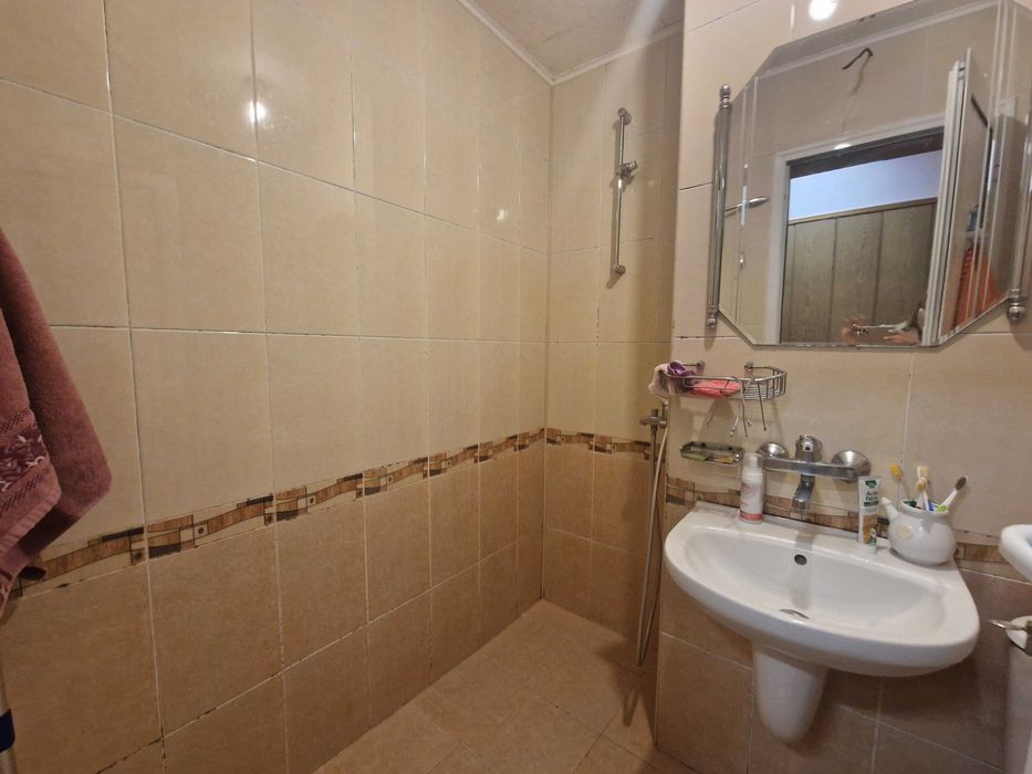 Многостаен апартамент с три спални за продажба в кв. Еленово, гр. Благоевград