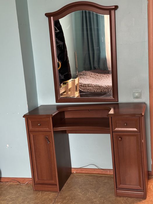 Продам комод и зеркало срочно