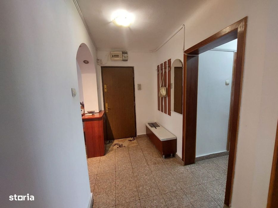 Apartament 3 camere de inchiriat – Decomandat, Etaj 1, Zona Dezrobir