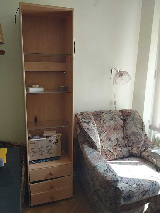 Bibliotecă înaltă îngustă, cu rafturi și 3 sertare