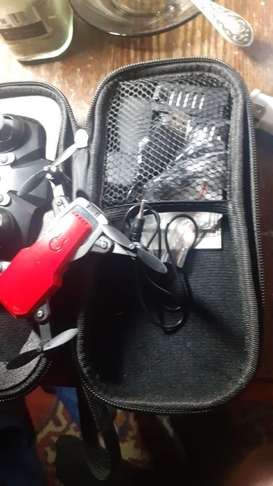 Дрон скамерой красный