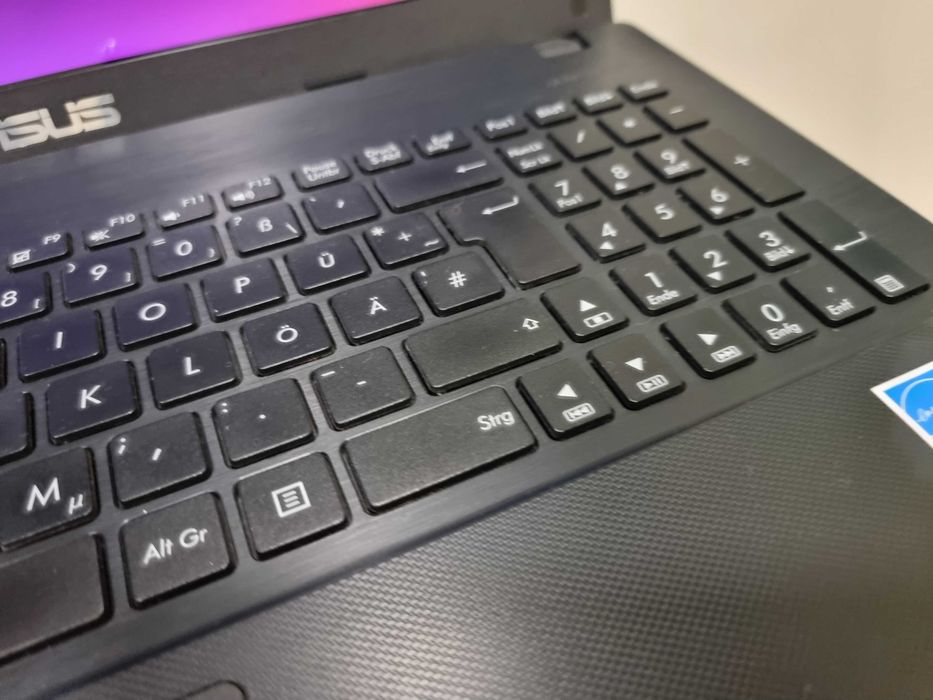 Лаптоп Asus подходящ за филми