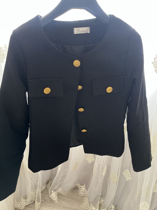 черный короткии пиджак