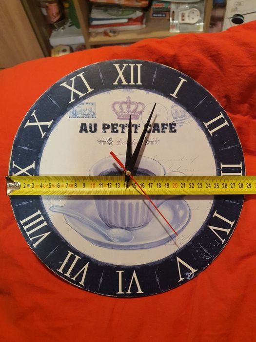 Стенен часовник с римски цифри