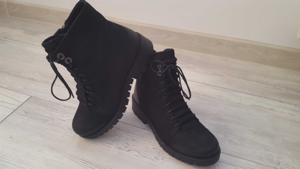 Черни дамски кожени боти Lasocki размер 38 от набук