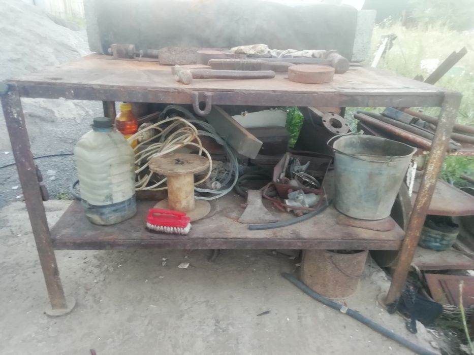 Продам железные слесарные столы очень прочные.