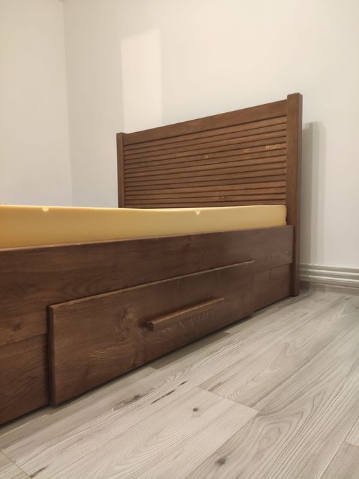 Set dormitor pat matrimonial cu noptiere din stejar