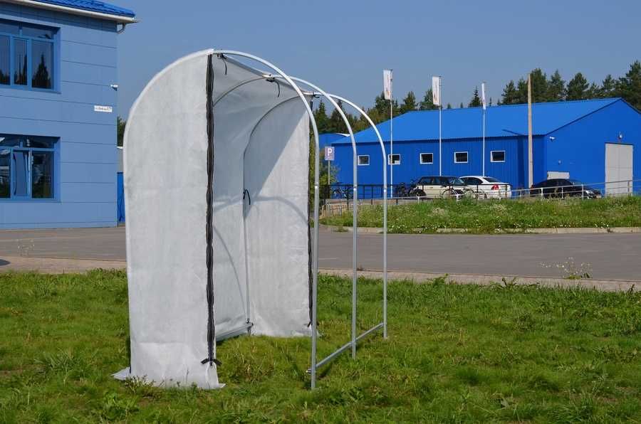 Парник из оцинкованной трубы с пленкой