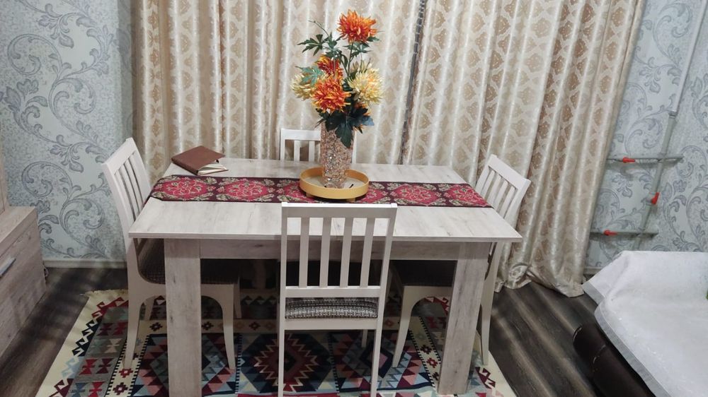 Стол со стульями обеденный