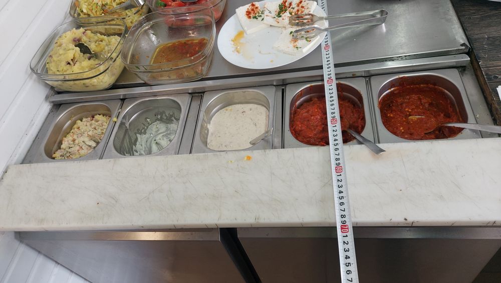 Хладилна маса саладета с плот за рязане 100х70см.