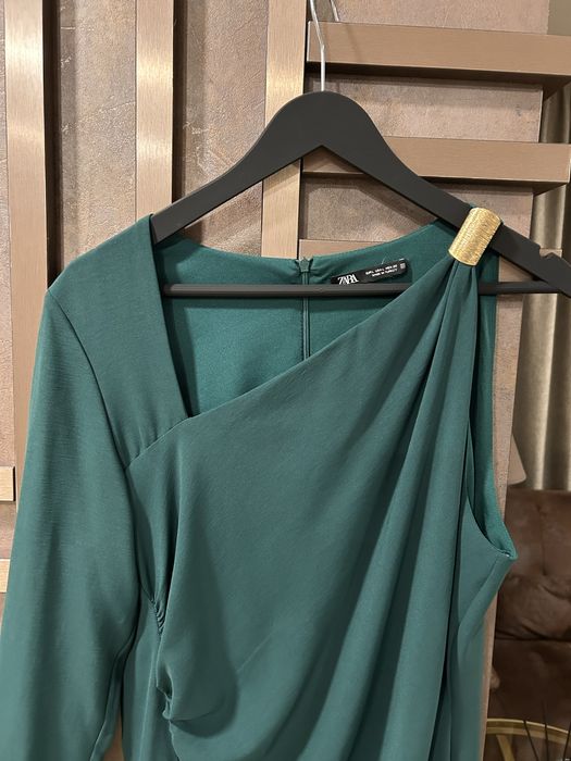 Елегантна рокля с един ръкав