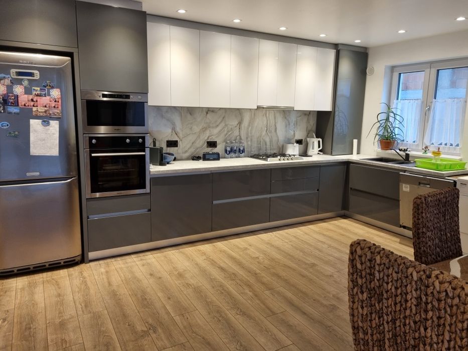 Închiriez apartament cu gradina