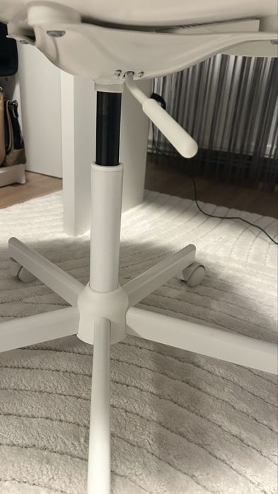 Ikea scaun LOBERGET / MALSKÄR  rotativ+pernă, alb/gri închis