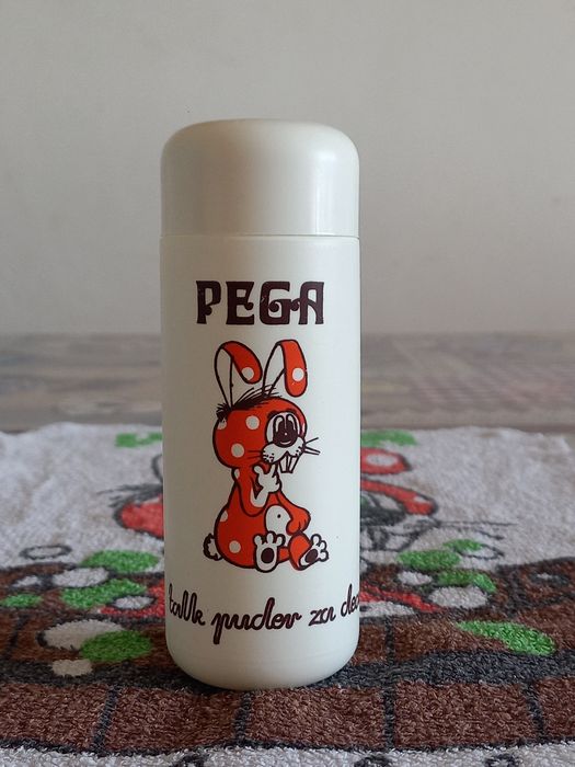Лот PEGA от бивша Югославия: кърпа и флакон от пудра, 1970-те