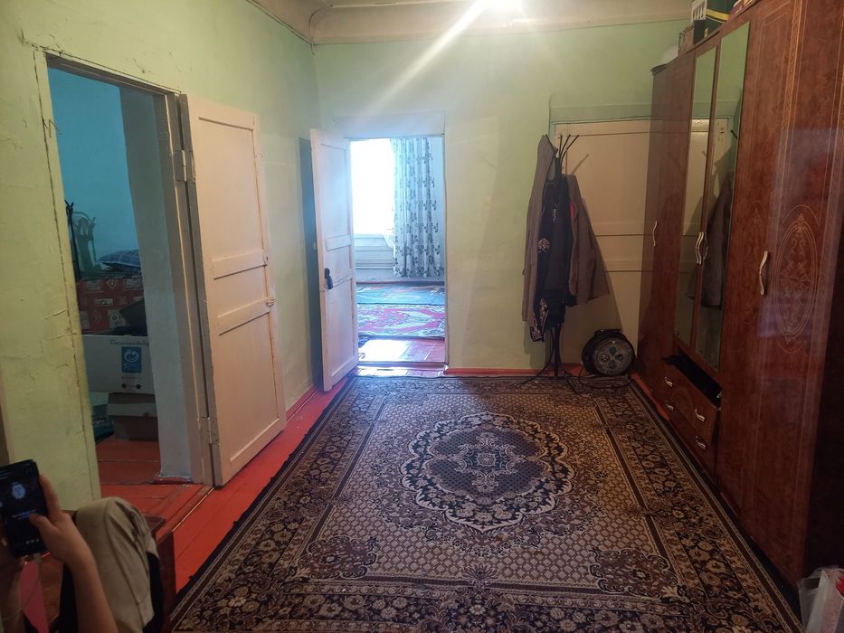 Үй сатылады 5 бөлмелі.