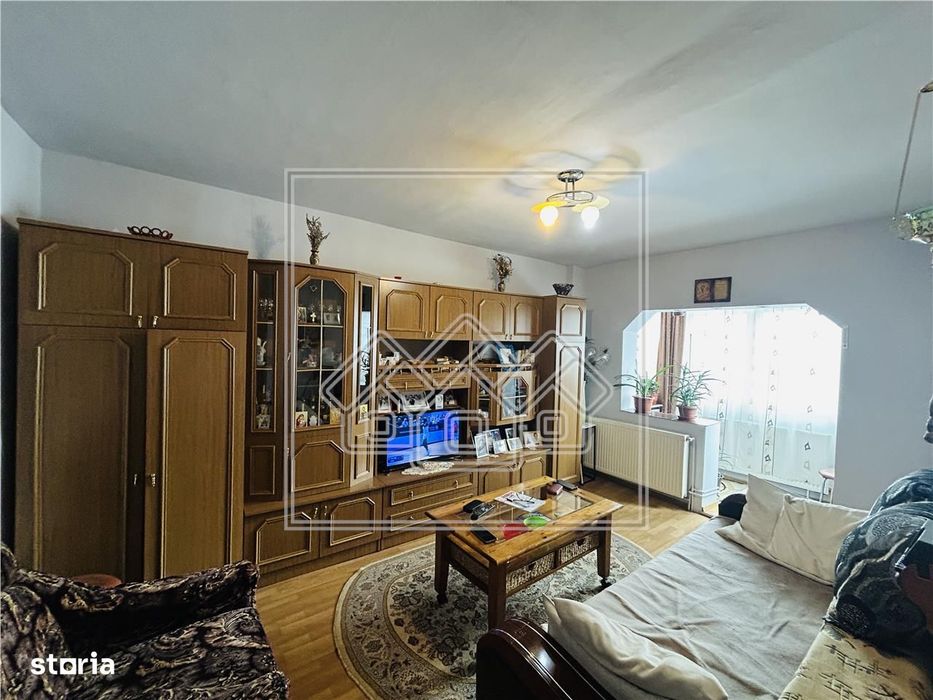 Ap decomandat, cu 2 camere, balcon, etaj intermediar - M. Viteazu