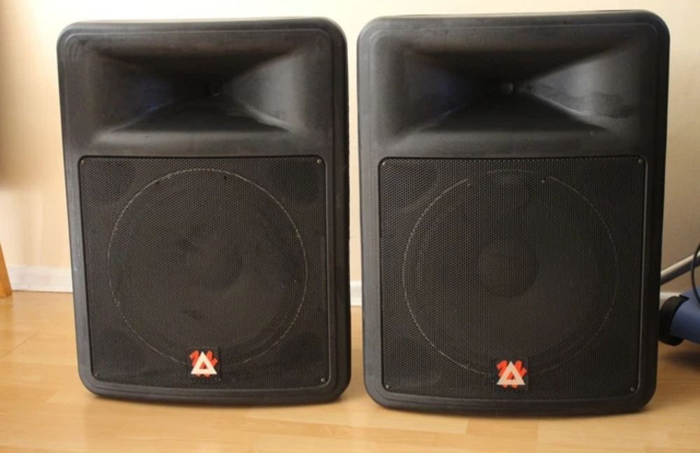 Vând boxe peavey  impulse 500