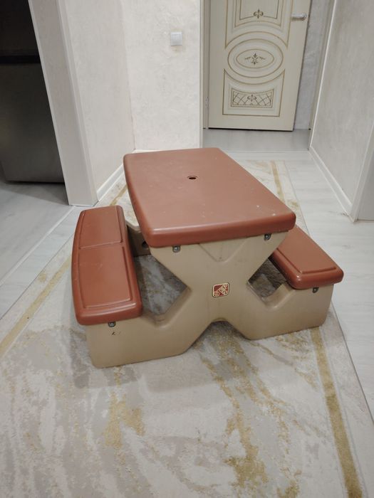 Стол. Для учёбы или кормления