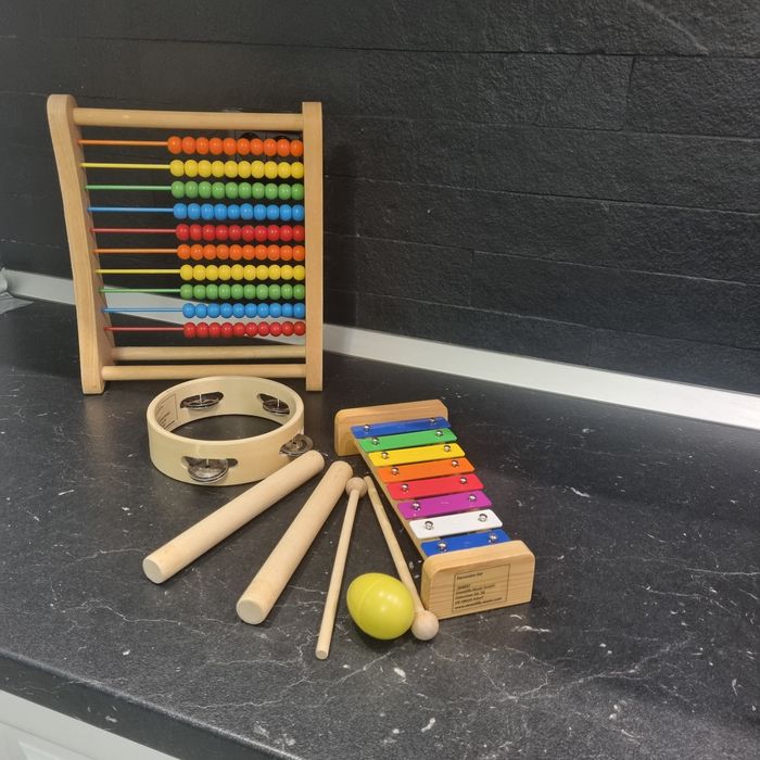 Instrumente muzicale și abac din lemn