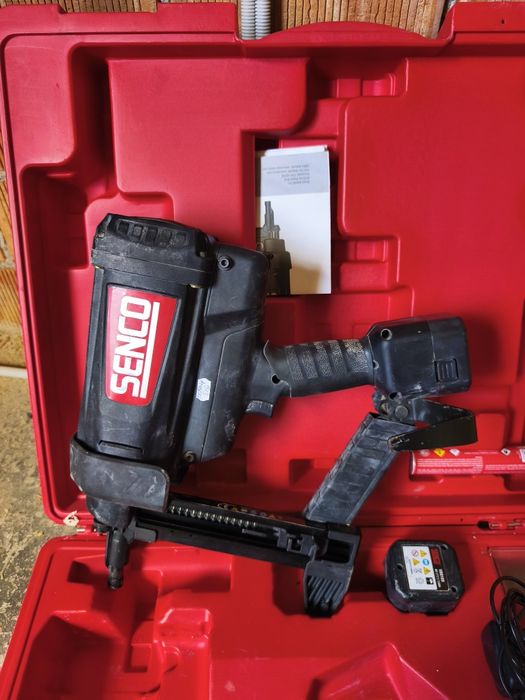 Vand pistol cuie beton Senco