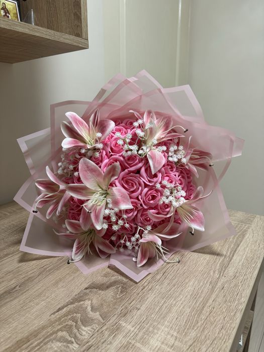 Buchet roz de trandafiri si crini