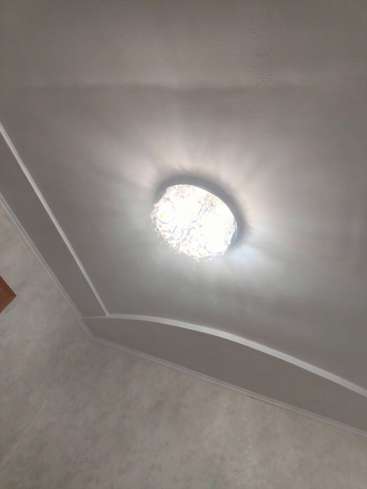 Продам люстрю для зала