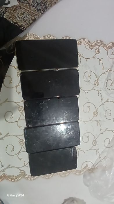 Продам не нужные сломаные телефоны