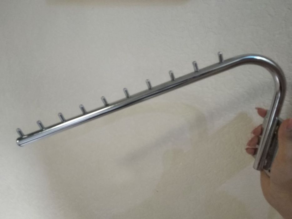 Вешалки настенные для магазина