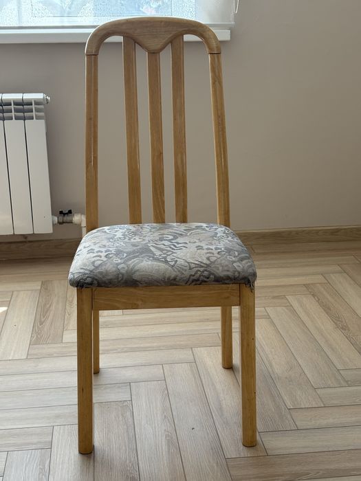 Кухонные стол и стулья