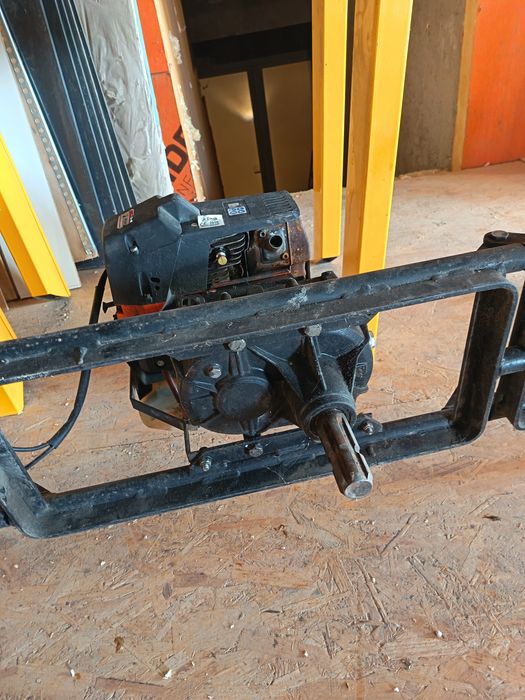 Foreza TR1585R ideala in efectuarea de gaurilor in pamant pentru:gard