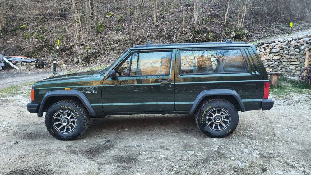 Vând jeep xj impozit zero