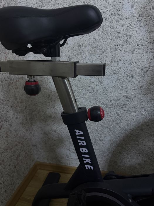 Тренажерный велосипед с экраном