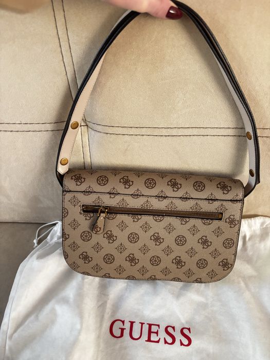 Бежова чанта Guess