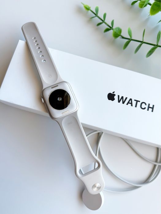 Apple Watch SE (2nd Gen) 40 mm Starlight — като нов