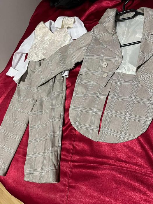 Costumaș băiețel  model carouri potrivit pentru evenimete speciale