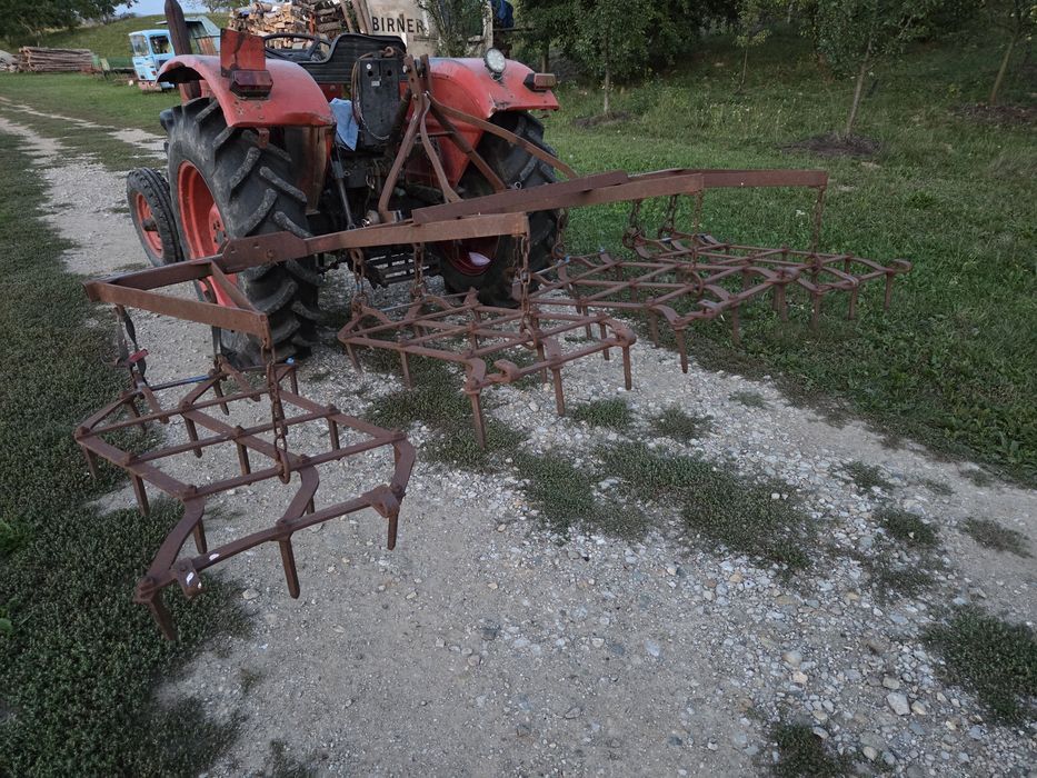 Grapa purtata în tiranti rabatabila