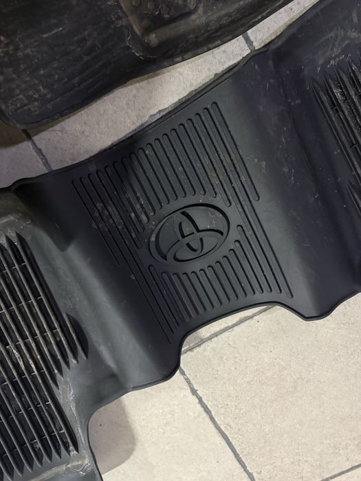 Коврик на авто (RAV4). Оригинал.