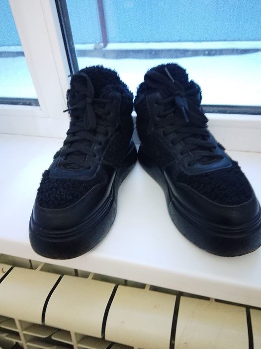 Продам обувь зимнию