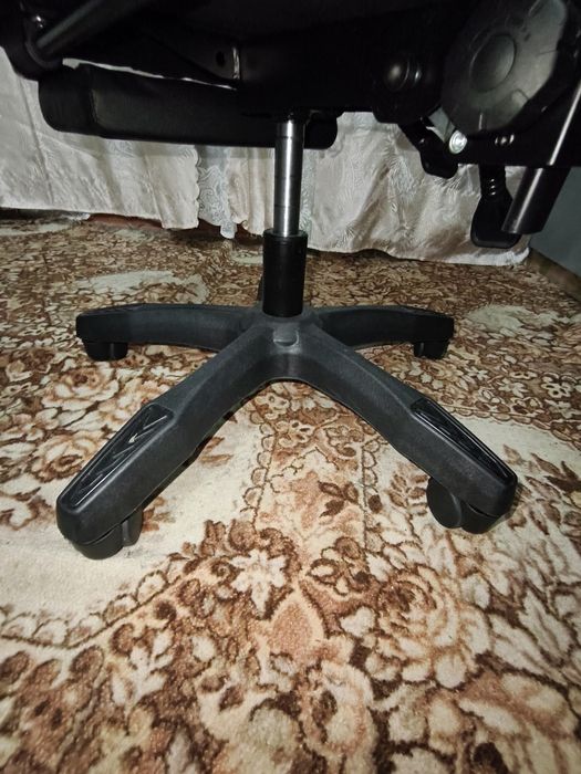Стул черный игровой