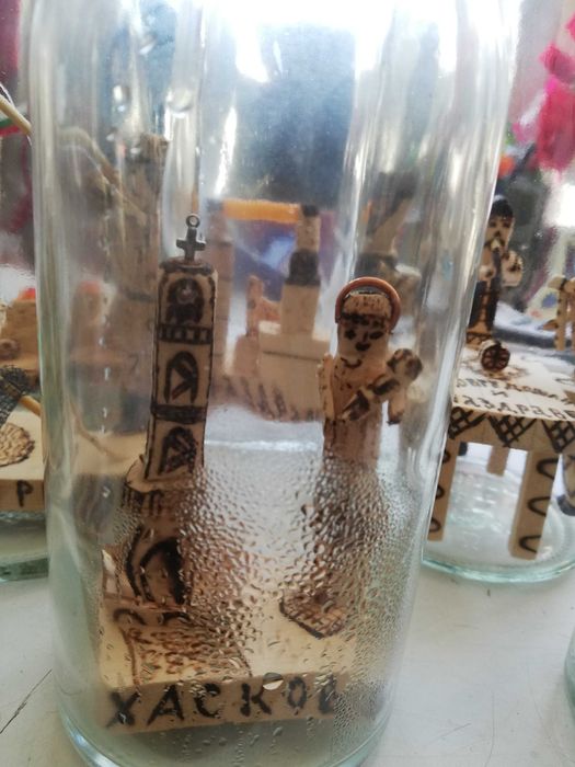 Шишета с дървени фигури