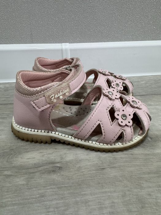 Сандали на девочку