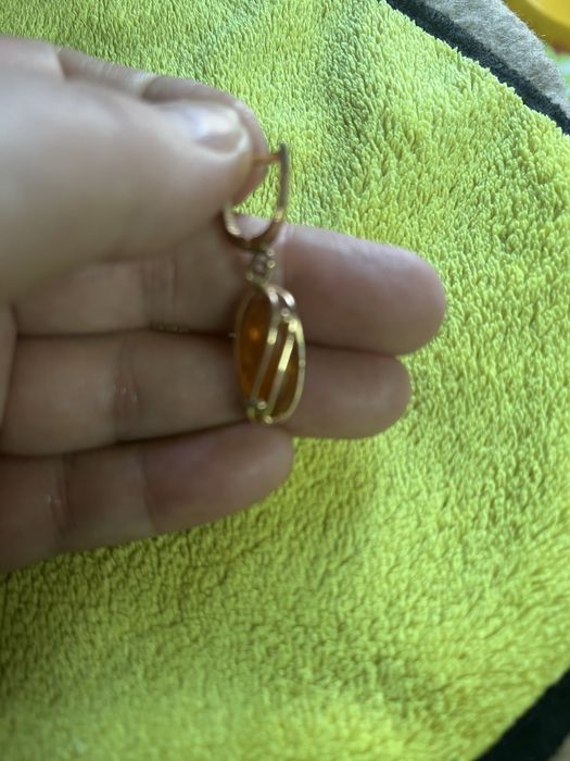 Продам золотые серьги с янтарем