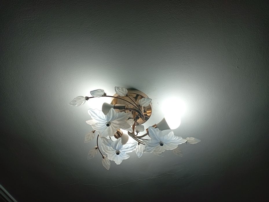 Продам люстру.          .