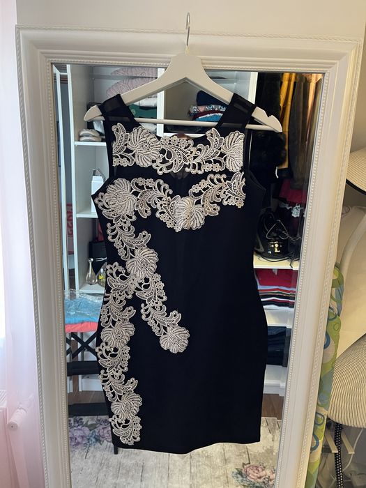 Rochie elastica cu broderie