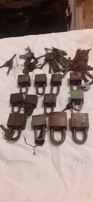 Lot chei și lăcate românești vechi