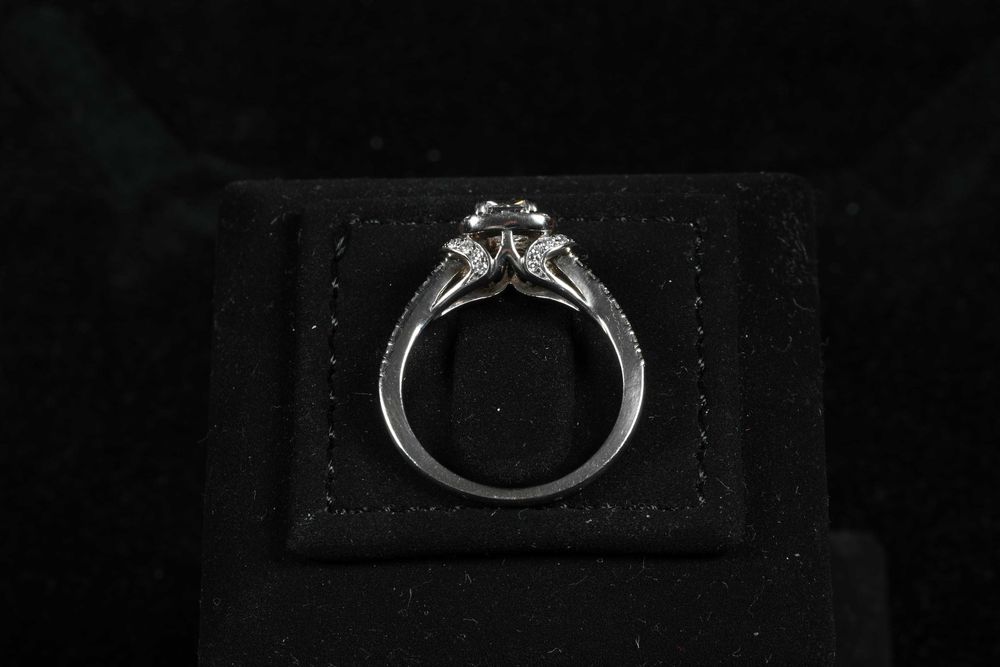 Пръстен Бяло Злато 750 (18к) с 53 диаманта, централен 0.43 кт VS1/VS2